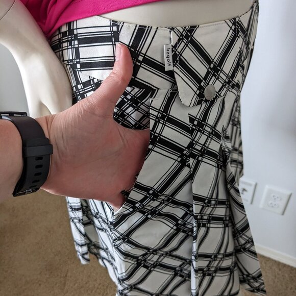 LizGolf - White / Black Pleated Golf Skort - Size 6 - Picture 5 of 8